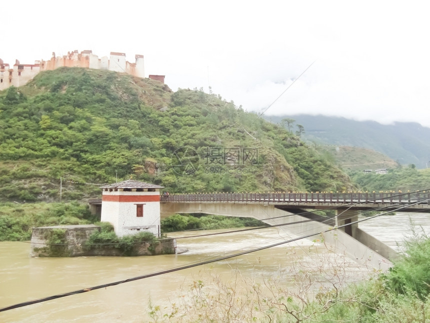 小路美丽的不丹河上桥路图片