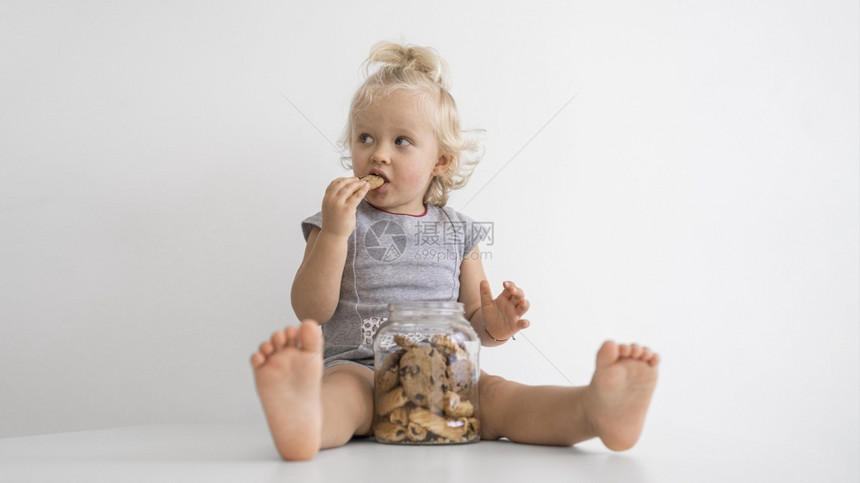 人们孩子玩食物的可爱婴儿后代图片