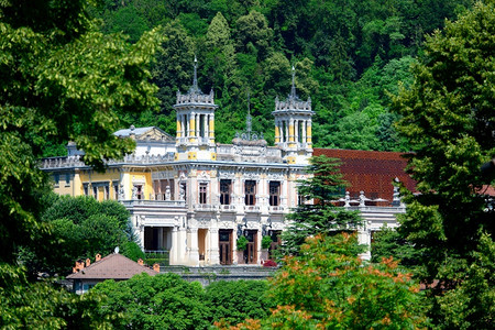 贝加莫旅行术语圣佩勒格里诺铁街赌场周围都是绿的图片