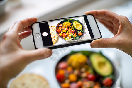种子沙拉人们近距离女在移动电话上摄取Vegan饭食照片图片