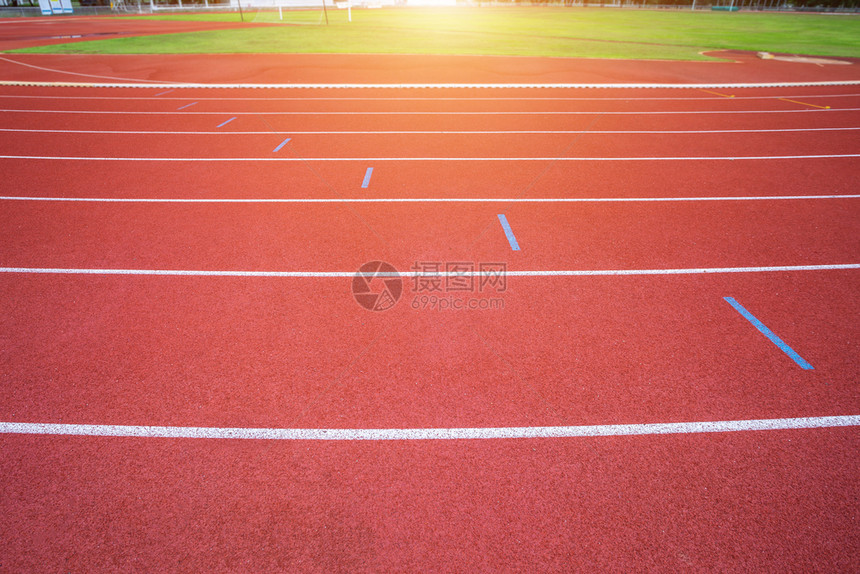 画跑步运动员体育场白线和户外体育场赛马红色橡皮道的纹身是8条田径和绿草地有白色运动场和履带图片