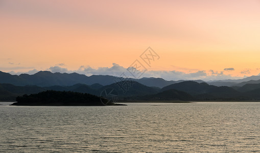 泰国KaengKrachan湖的山日光下美丽自然风景泰国有KaengKrachan湖储藏室池塘地平线碧武里背景图片