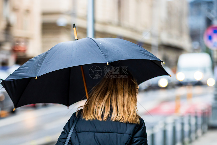 常设年轻的外部201年罗马尼亚布加勒斯特雨天街上带伞的人图片