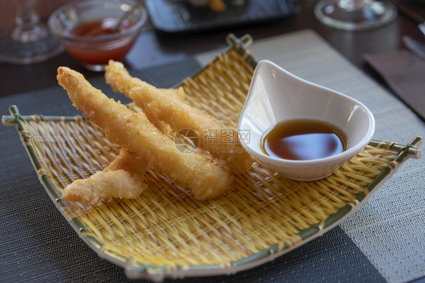 黄竹子盘上加酱油的红辣椒鱼传统亚类烹饪的海鲜菜午餐虾面包屑的图片