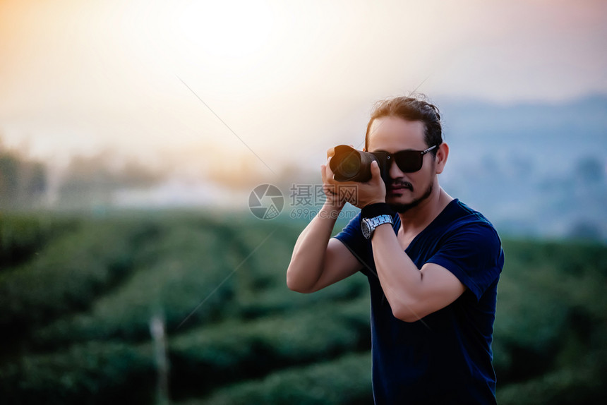 亚洲男子背包和旅行者一起走在欢乐地山上拍照假期概念旅行时间较慢肖像景观爱图片