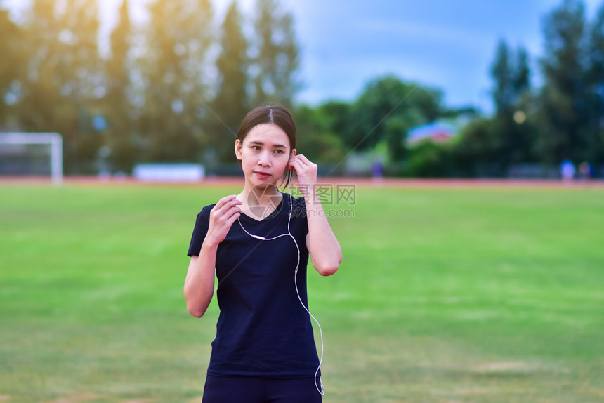 年轻的锻炼速度妇女跑步或运动者孩步时听音乐图片