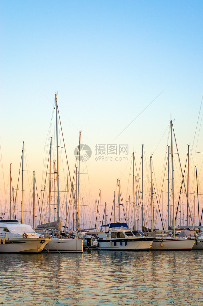 天空西班牙巴伦亚港的日落与船只在西班牙巴伦亚港的船只口水图片