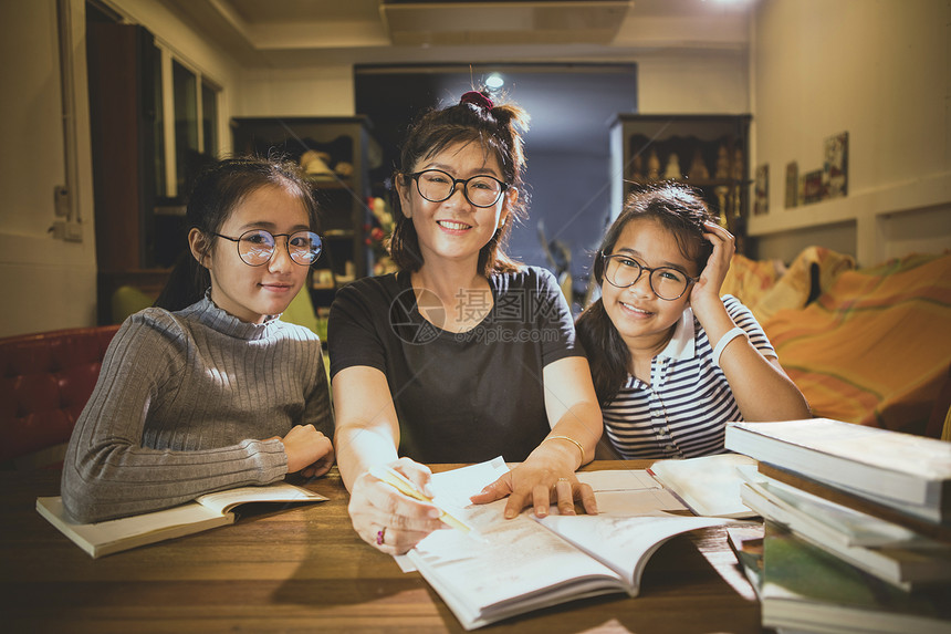 在现代教室里笑着脸的亚洲青少年学生和女教师牙齿状微笑工作场所瞳孔图片