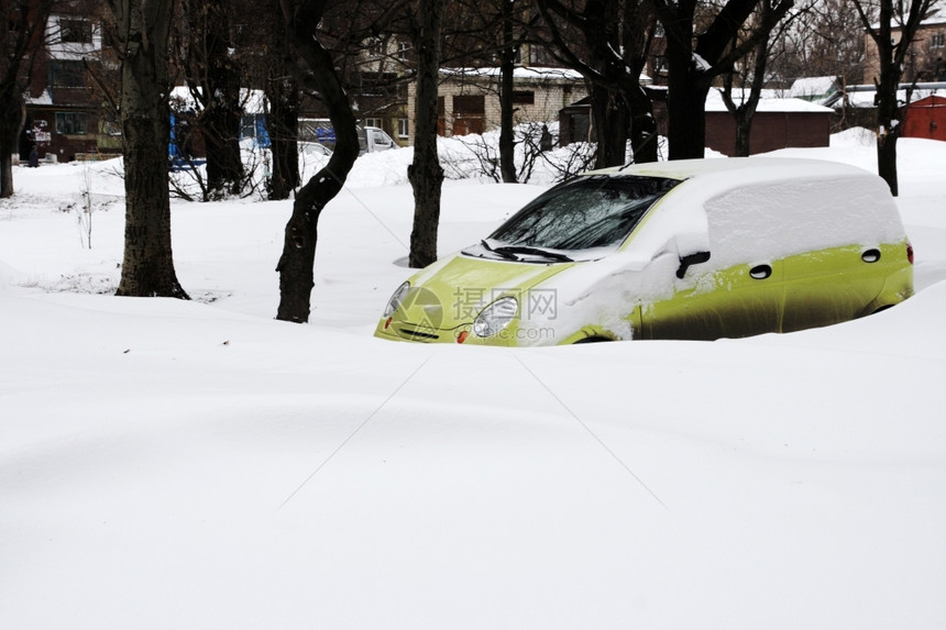 自然降雪的极端情况中的汽车欧洲乌克兰18209车辆重的图片