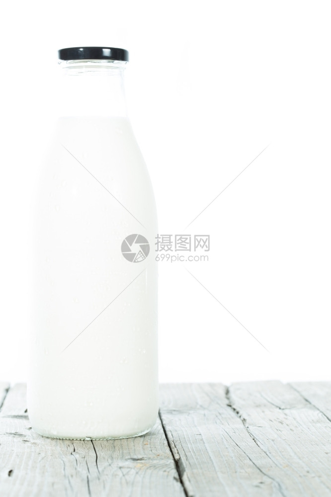 白背景孤立的奶瓶装牛产品养分自然图片