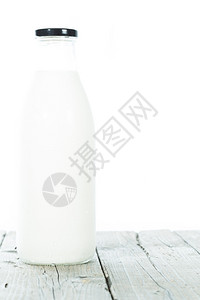 白背景孤立的奶瓶装牛产品养分自然高清图片