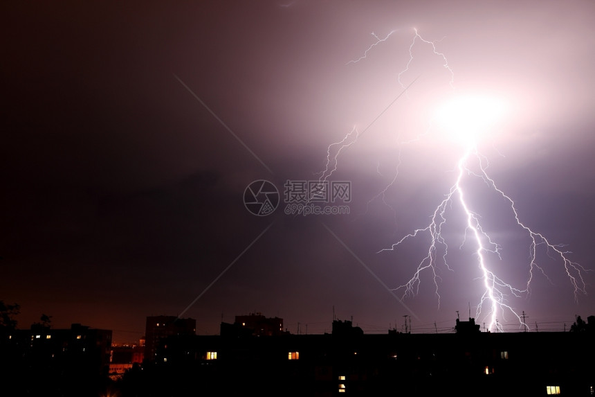 闪电雷暴夜间多云的天空背景霹雳力量灰蒙图片