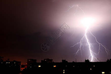 闪电雷暴夜间多云的天空背景霹雳力量灰蒙图片