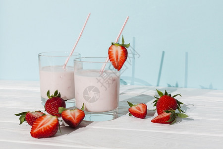 眼镜草莓酸奶配浆果新鲜美味的甜点图片