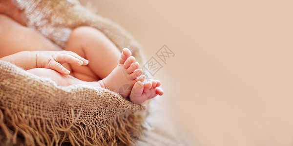 新的甜近距离拍摄新出生的婴儿脚用复制空间贴近照片脚趾图片