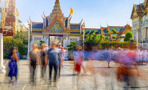 前往泰国曼谷大宫观光客潮的模糊画面泰国曼谷大宫亚洲人游客宝塔图片