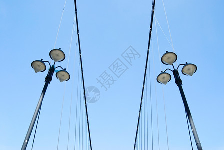 悬吊桥侧蓝色天空下街道灯台旅行老的蓝色图片