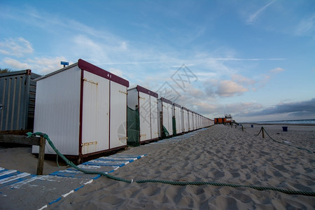 天荷兰海滩的沙小屋空萨福克图片