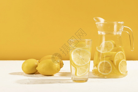 桌子冰新鲜柠檬水玻璃桌切片图片