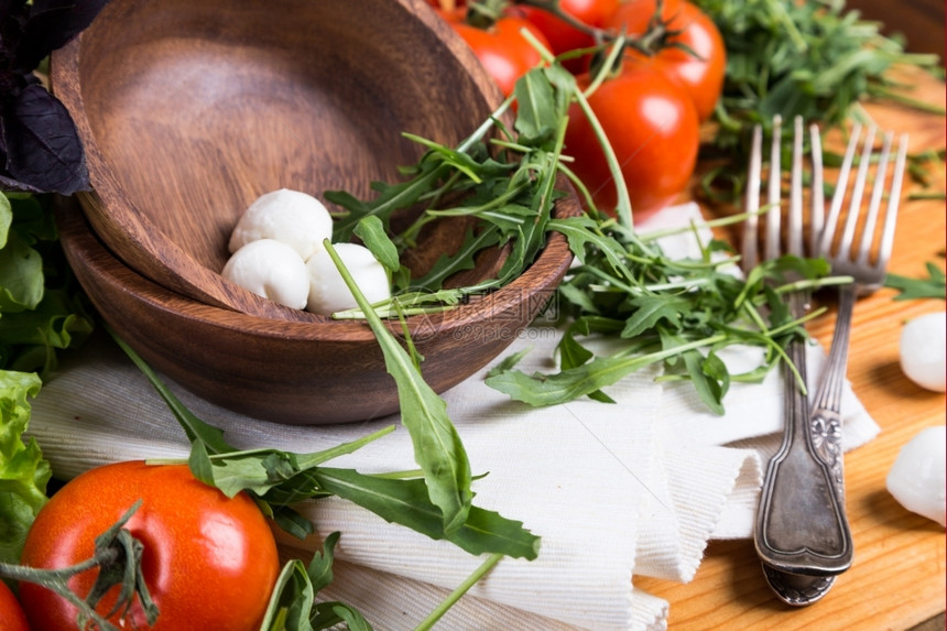 农民团体番茄由混合蔬菜和木碗制成的背景图片