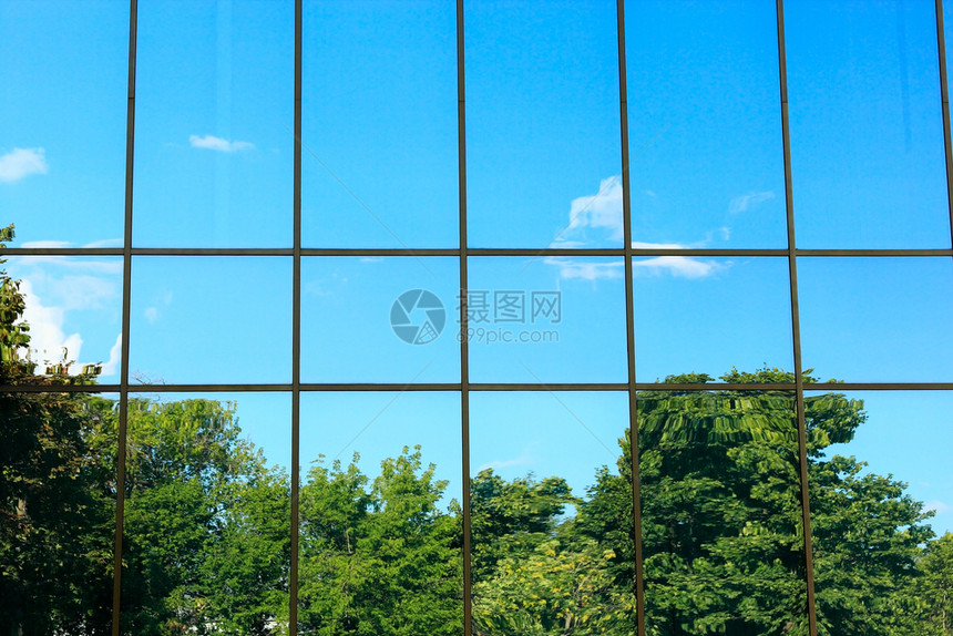 建筑学水平的办公室玻璃墙窗户树的反射图片