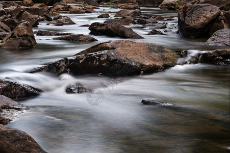 山中快的河流在石块间淌结奥夫钦尼科岩石图片
