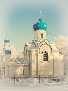 在冬季教堂的风景中白雪和蓝天空东方的冬冷若冰霜图片