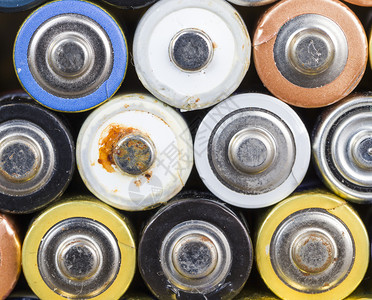 浪费垃圾大量堆在一起的电池组已经使用并有若干缺陷的电动设备池组危险和大量回收利用等以及一些有缺陷的电池组行业背景图片