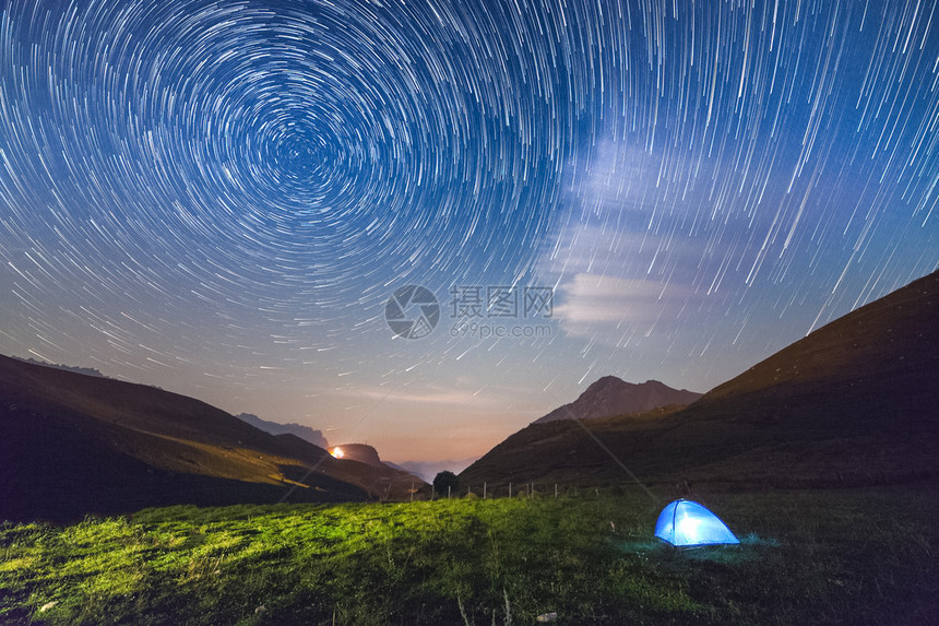 午夜旅行星空下边上的夜间旅游帐篷星空下边上的夜间旅游帐篷晚图片