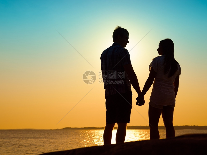 在爱的年轻情侣中享受着一起的日落美丽夜晚在群岛团结户外天气图片