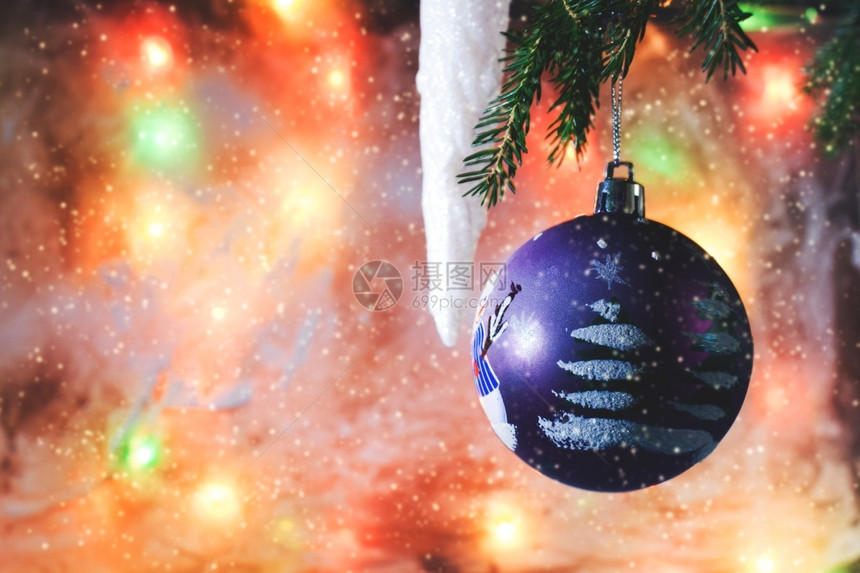 闪耀亮的丝带圣诞舞会背景是模糊玻璃杯有霜冻和彩色灯光落下的雪花球在树枝上还有冷冻和多彩的模糊灯光背景玻璃图片