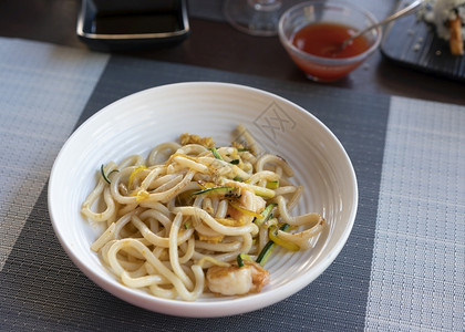 蔬菜YakiUdon健康的日本菜在餐厅地下辣椒酱一顿饭晚餐搅拌图片