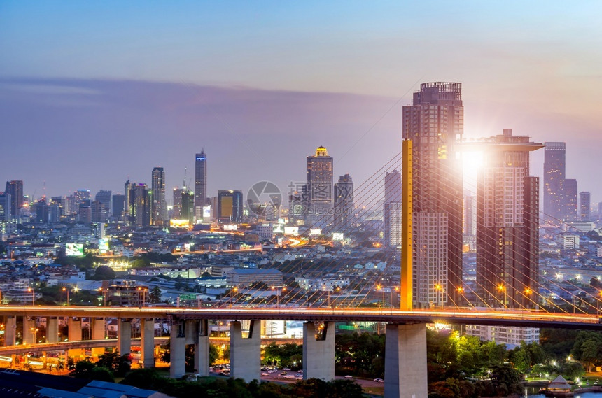 亚洲曼谷高速公路和拉马九桥城市景色顶端在商业区拉马九号大桥和城市以背景建楼夜晚交通图片
