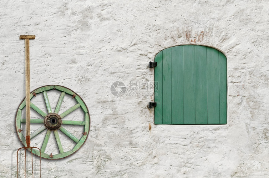 屋Hayfork和Wooden轮子靠近农户长城住宅老式的乡村图片