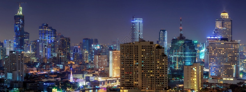 夜晚城市市中心的摩天大楼景观图片