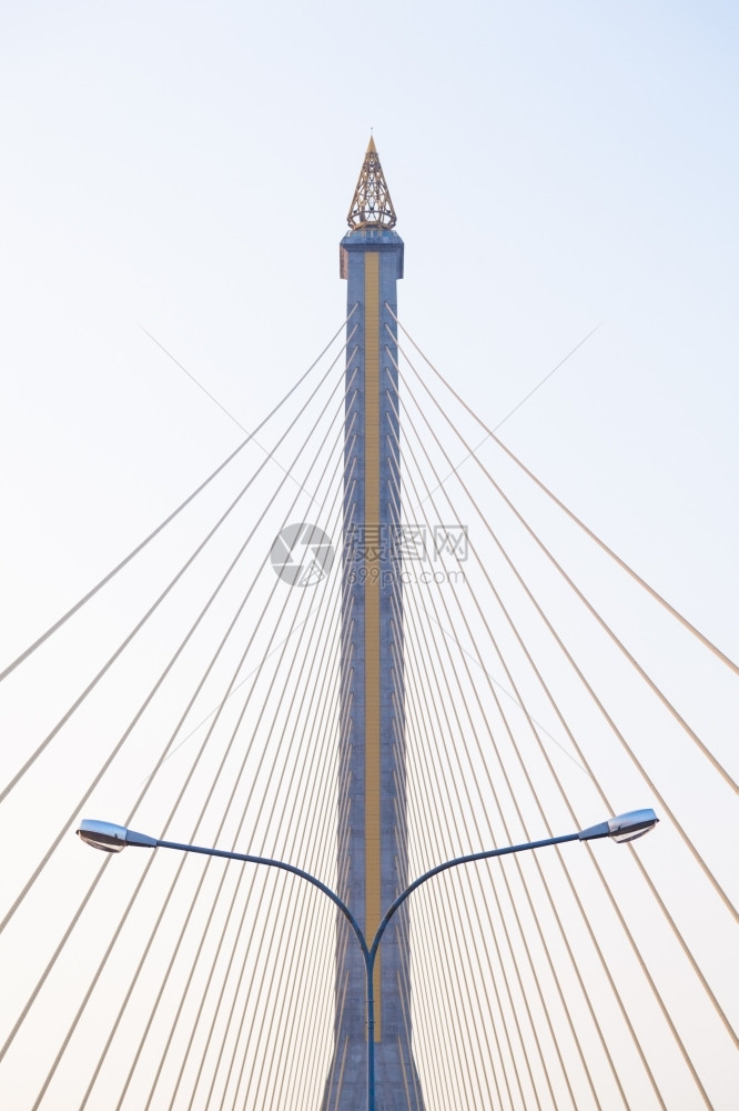 交通街道户外拉马八桥建筑中有一个铁丝网图片
