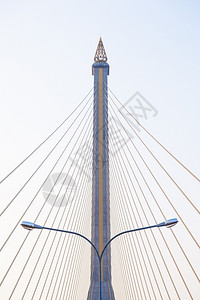 交通街道户外拉马八桥建筑中有一个铁丝网图片