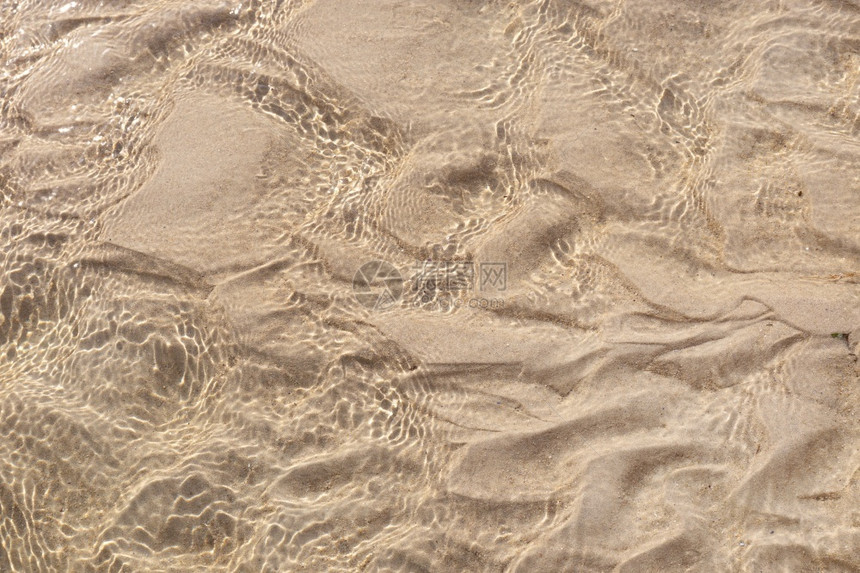 宁静清晰的波纹海浪和白色沙子风景Topview最佳墙纸图片