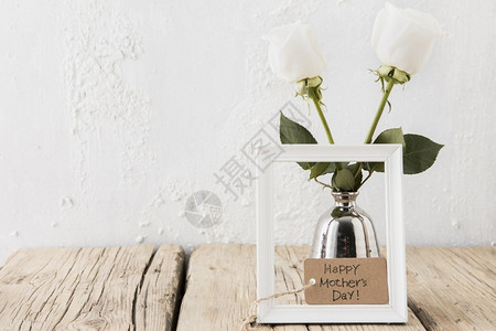 非常卡片美丽的以白玫瑰花瓶形式刻上幸福母亲的一天图片
