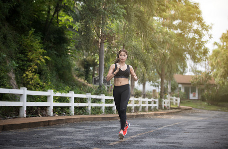 健康跑步的女人者在户外路上慢跑年轻的混血女孩慢跑夏天积极的图片