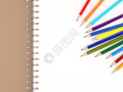 空白笔记本上的彩色铅笔图片