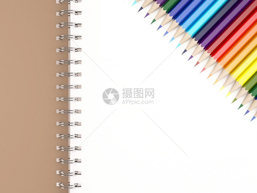 空白笔记本上的彩色铅笔图片