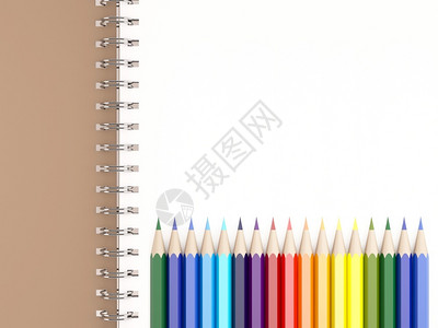 笔记本上的彩色铅笔图片