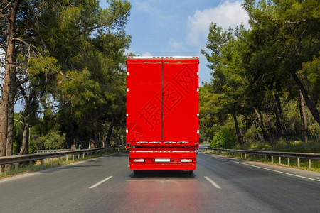 土耳其红卡车路面的安塔利亚城间卡车运输重的货图片