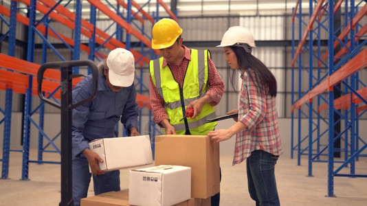 包装人们仓库工人在分配作时对货物进行检查的仓储工人图片