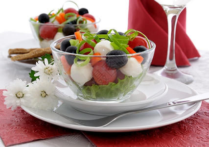 烹饪生菜沙拉樱桃西红柿橄榄和辣椒马扎里拉莴苣蛋糕图片