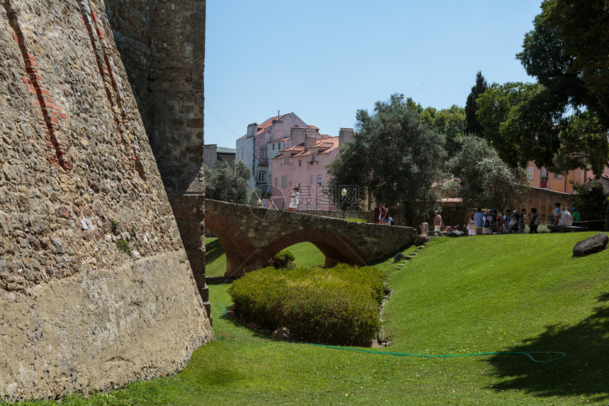 葡萄牙里斯本圣豪尔赫城堡附近的桥梁隔离墙Meadow和房屋草地结石城市的图片