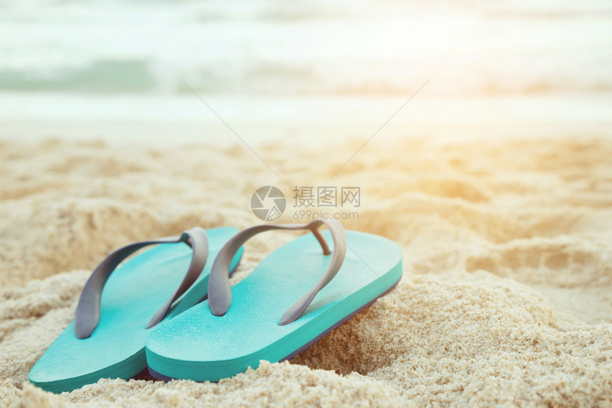 海滩上拖鞋图片