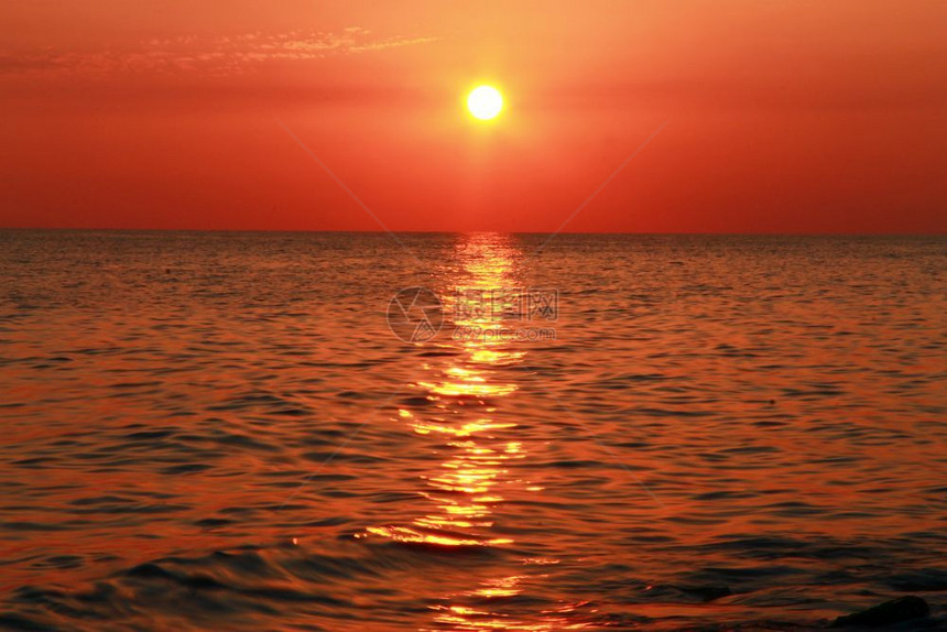 海滨黑边的日落在面傍晚颜色支撑黄的图片