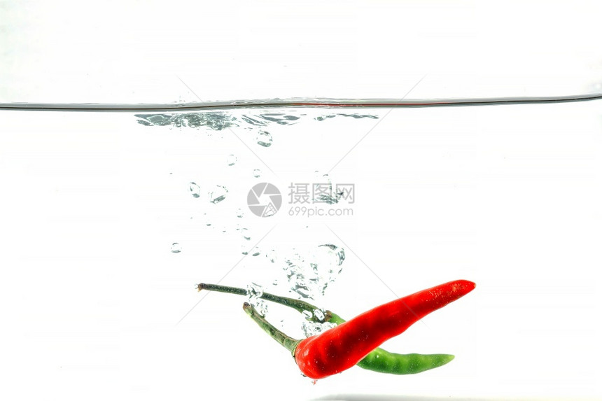 水里的辣椒图片